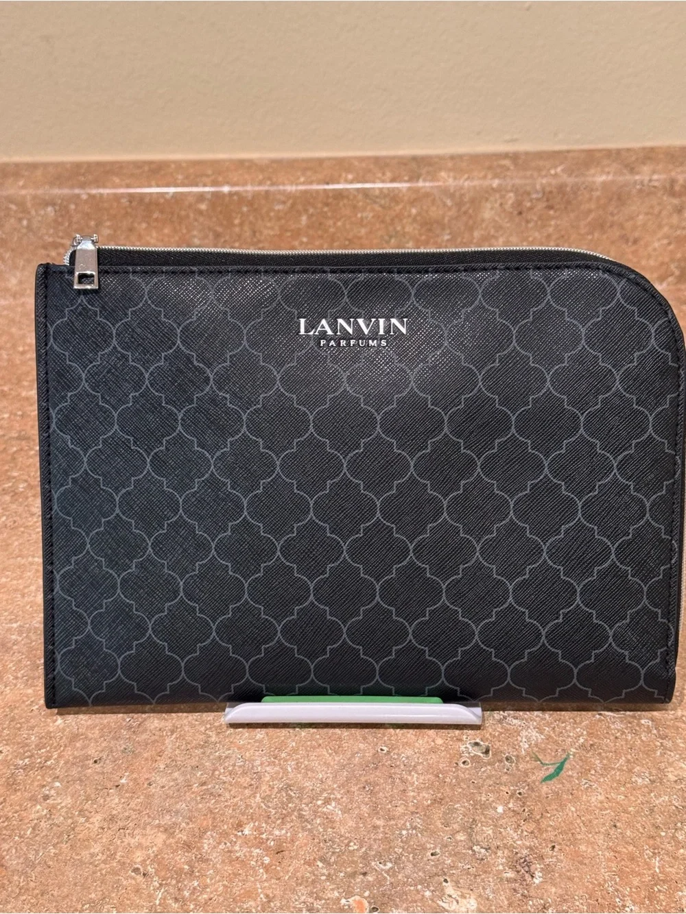 N/A zippered case